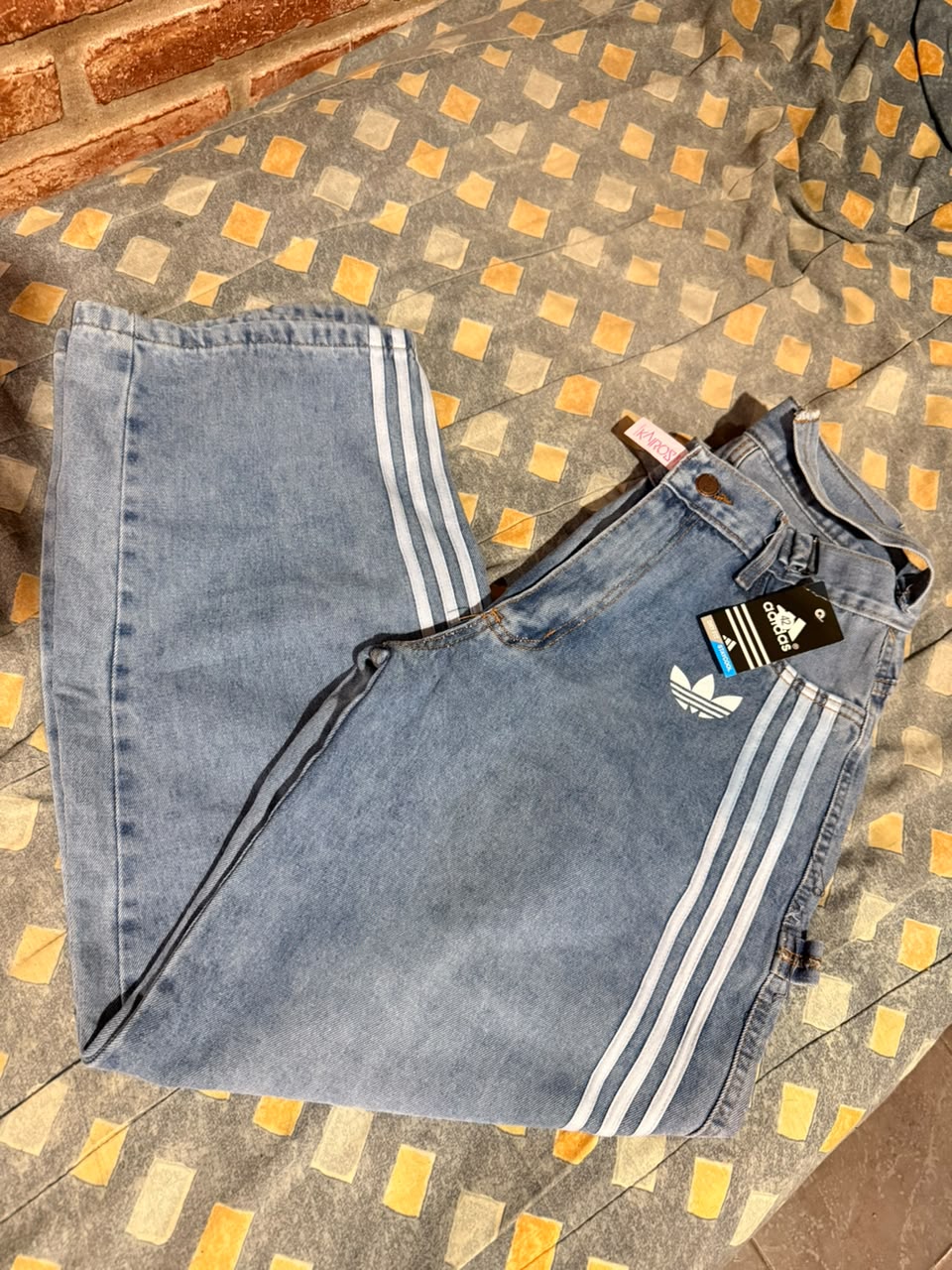 Pantalón jeans Adidas con tres rayas