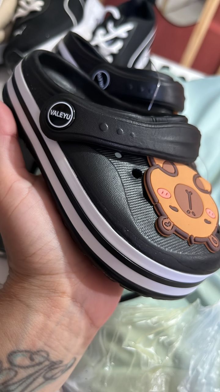 Zapatillas tipo crocs con diseño de oso