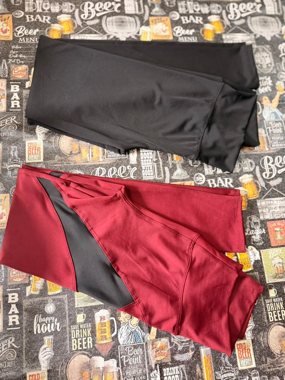 Pantalones deportivos rojos y negros