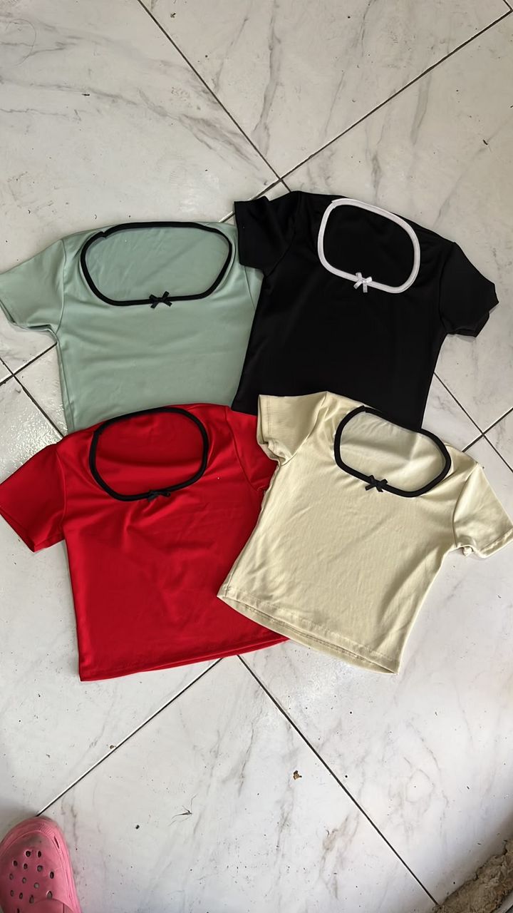 Remeras con cuello cuadrado
