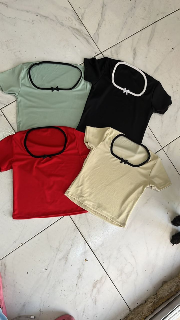 Camiseta corta con cuello cuadrado