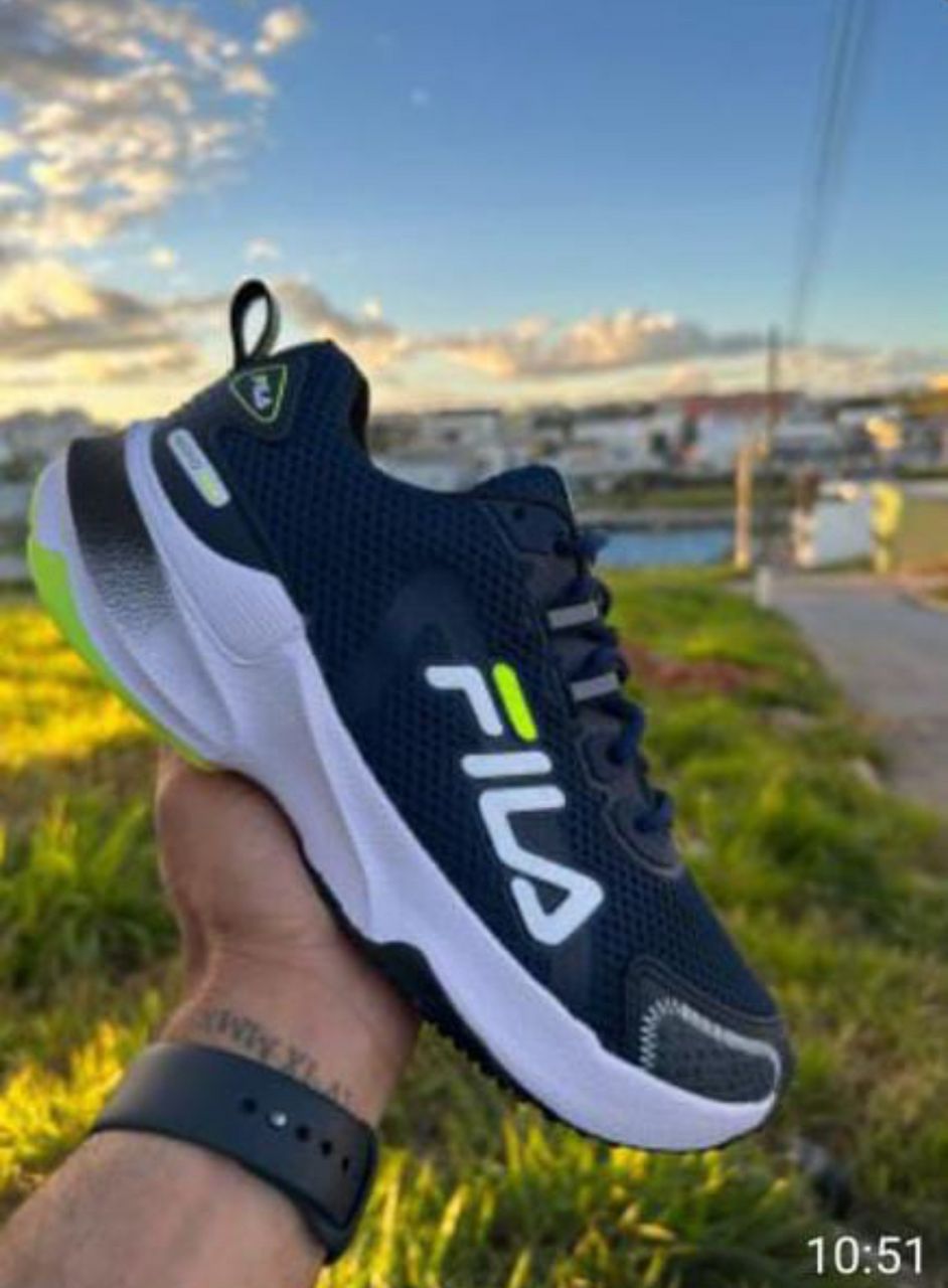 Zapatilla Fila azul con detalles verdes