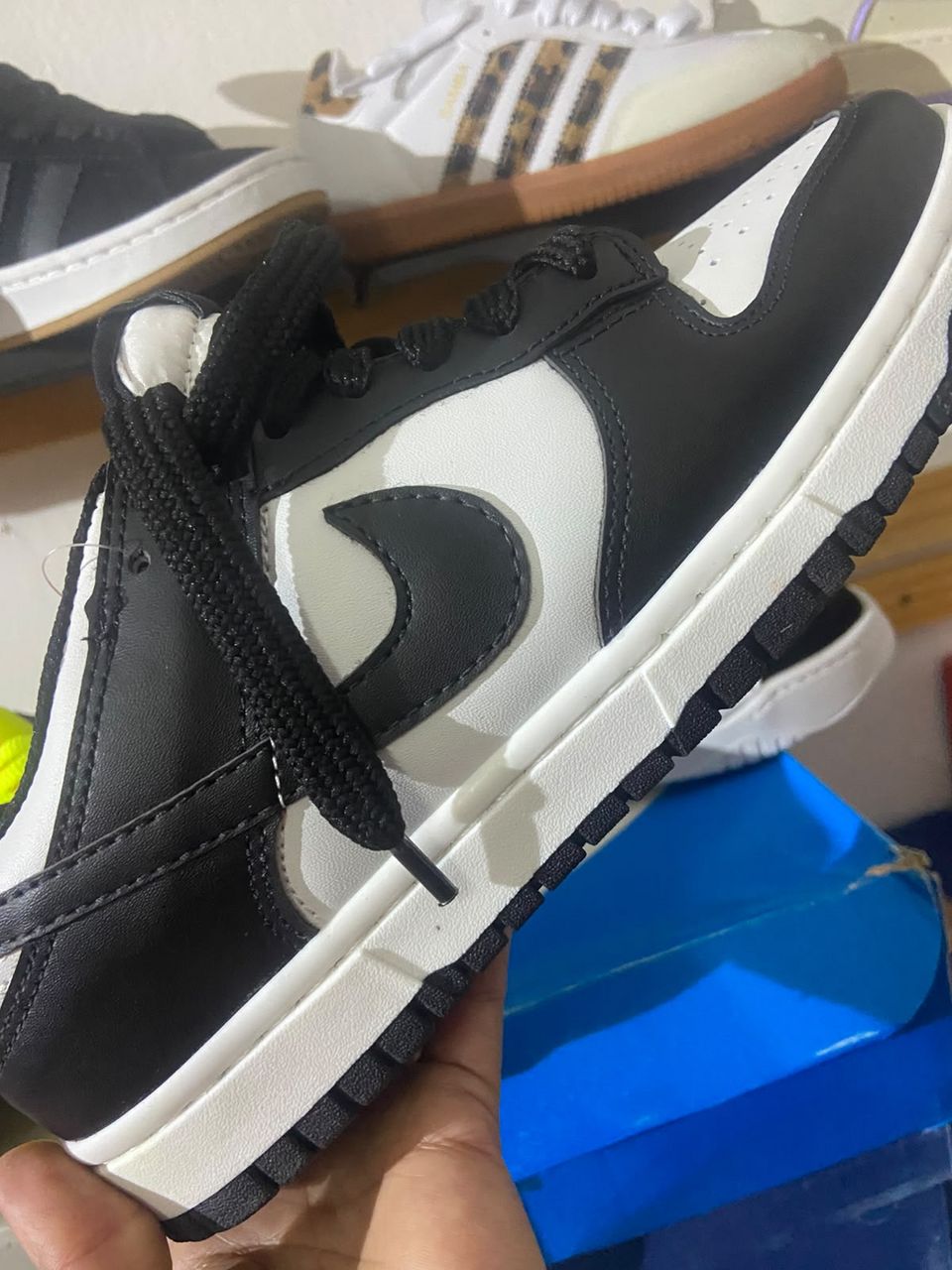 Zapatilla Nike Dunk Low negra y blanca