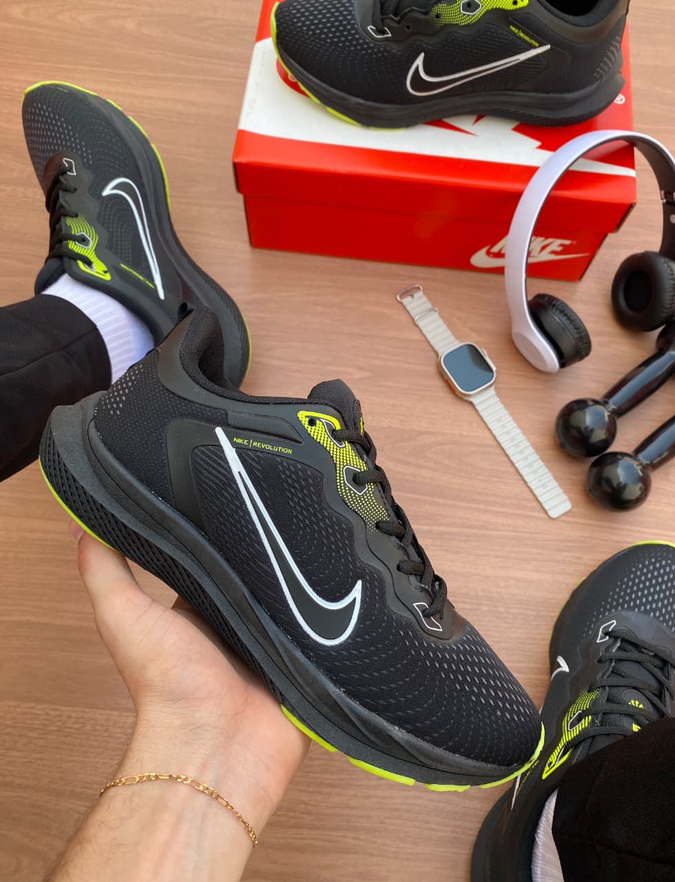 Zapatillas Nike Revolution negras con detalles amarillos