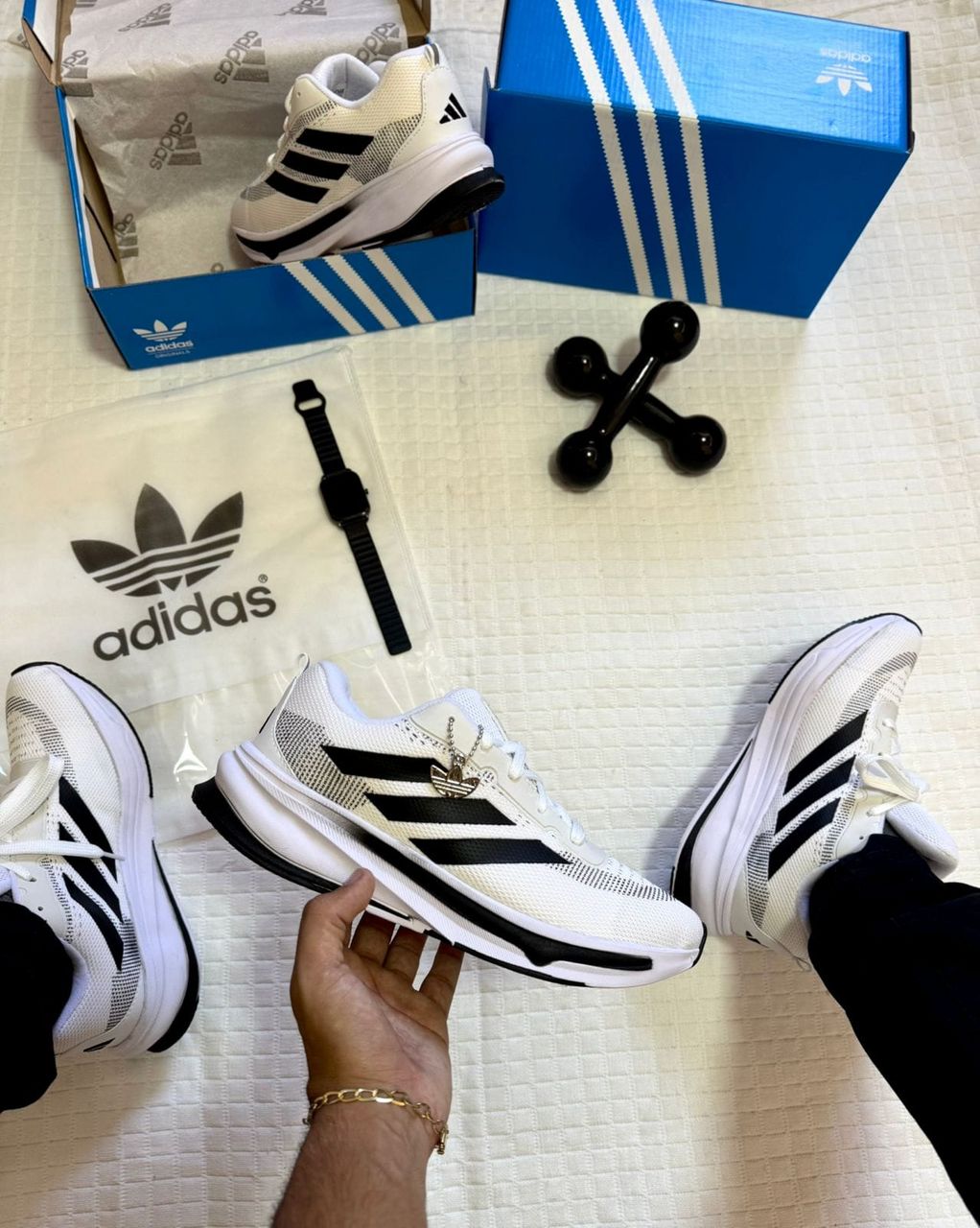 Zapatillas Adidas blancas con detalles negros