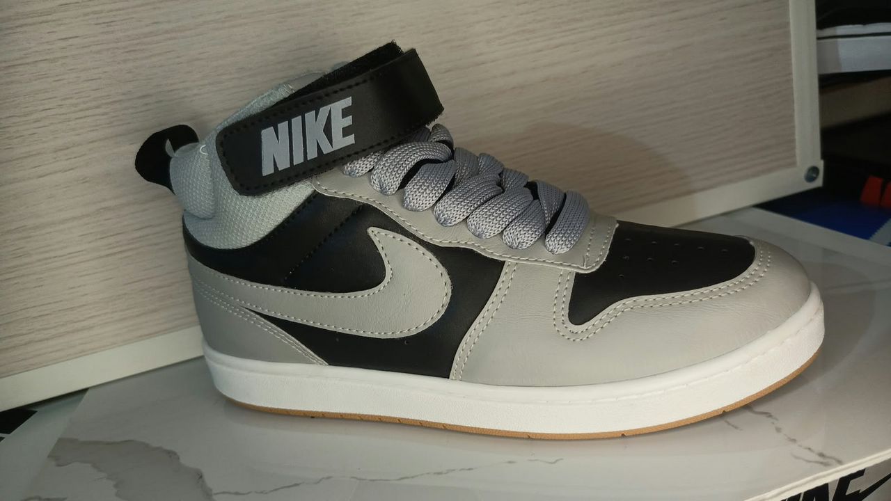 Zapatilla Nike alta gris y negra