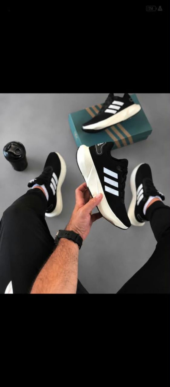 Zapatillas Adidas negras con detalles blancos