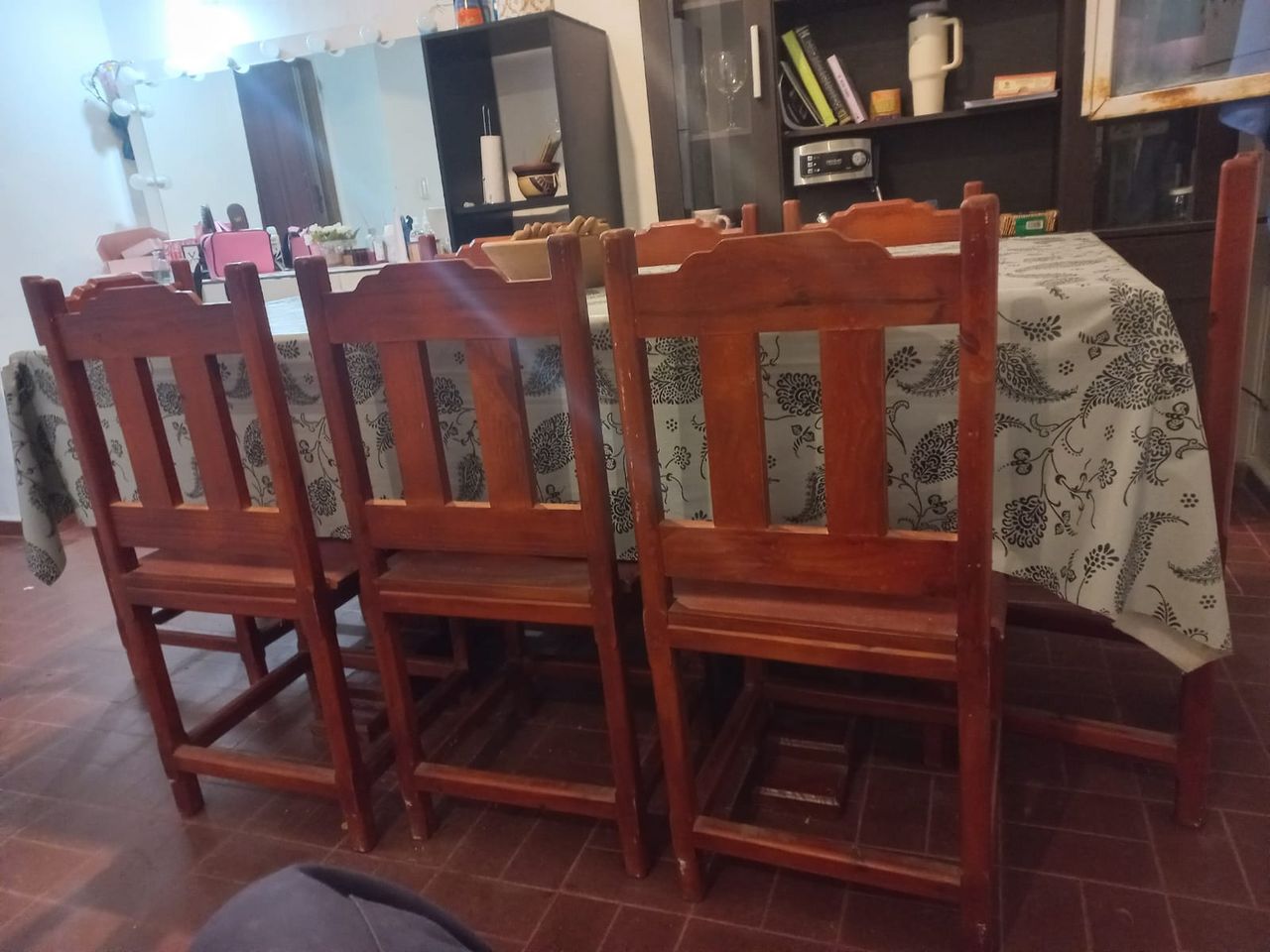 Juego de mesa y sillas de madera