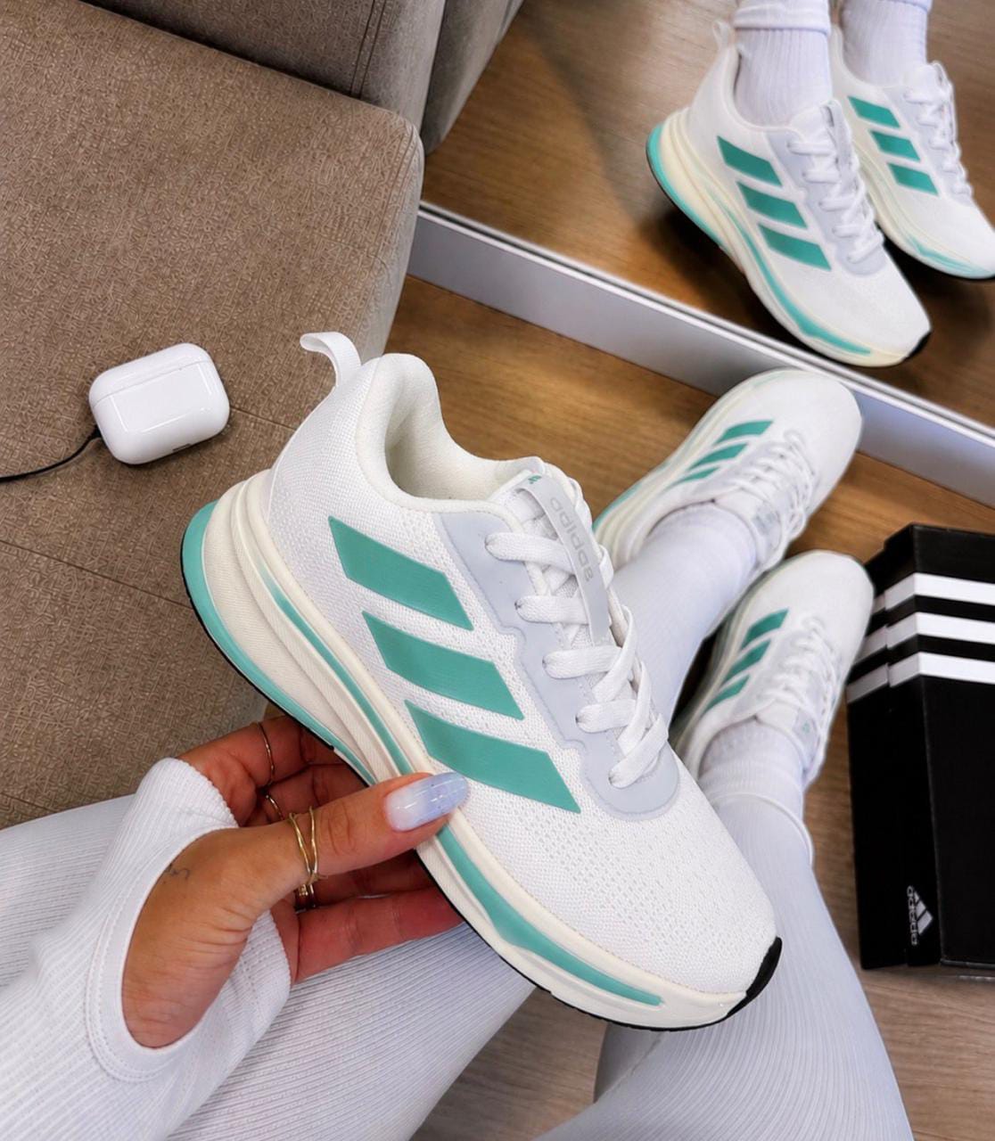Zapatillas Adidas blancas con detalles verdes