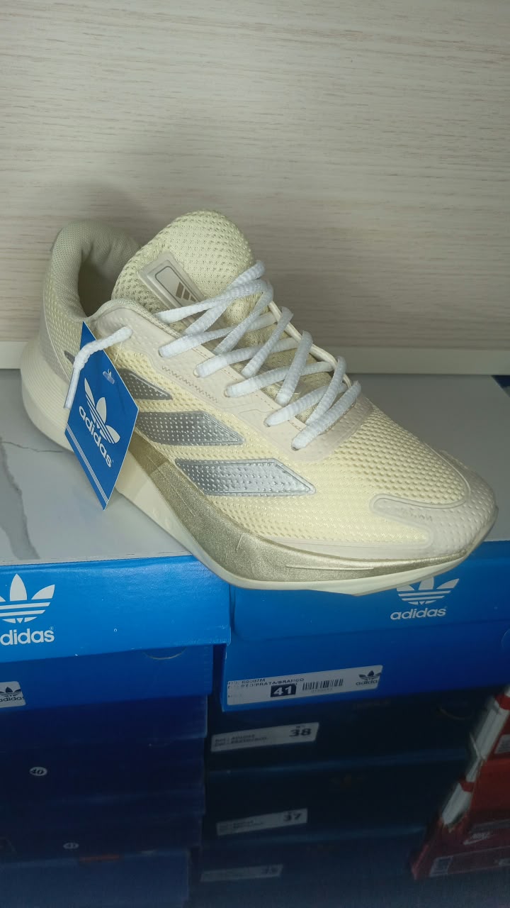Zapatilla Adidas crema y plateada