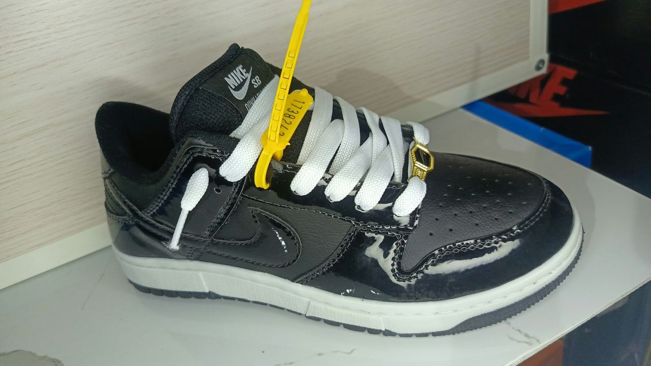 Zapatilla Nike SB negra brillante
