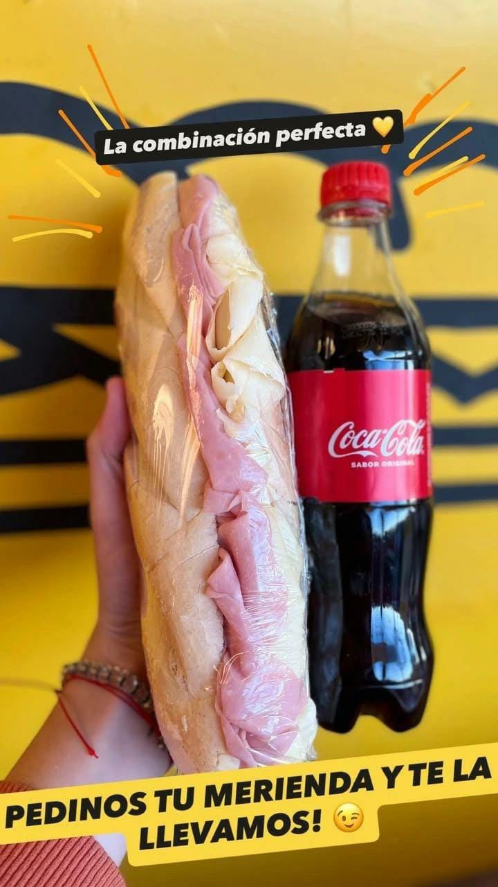 Sándwich y Coca-Cola