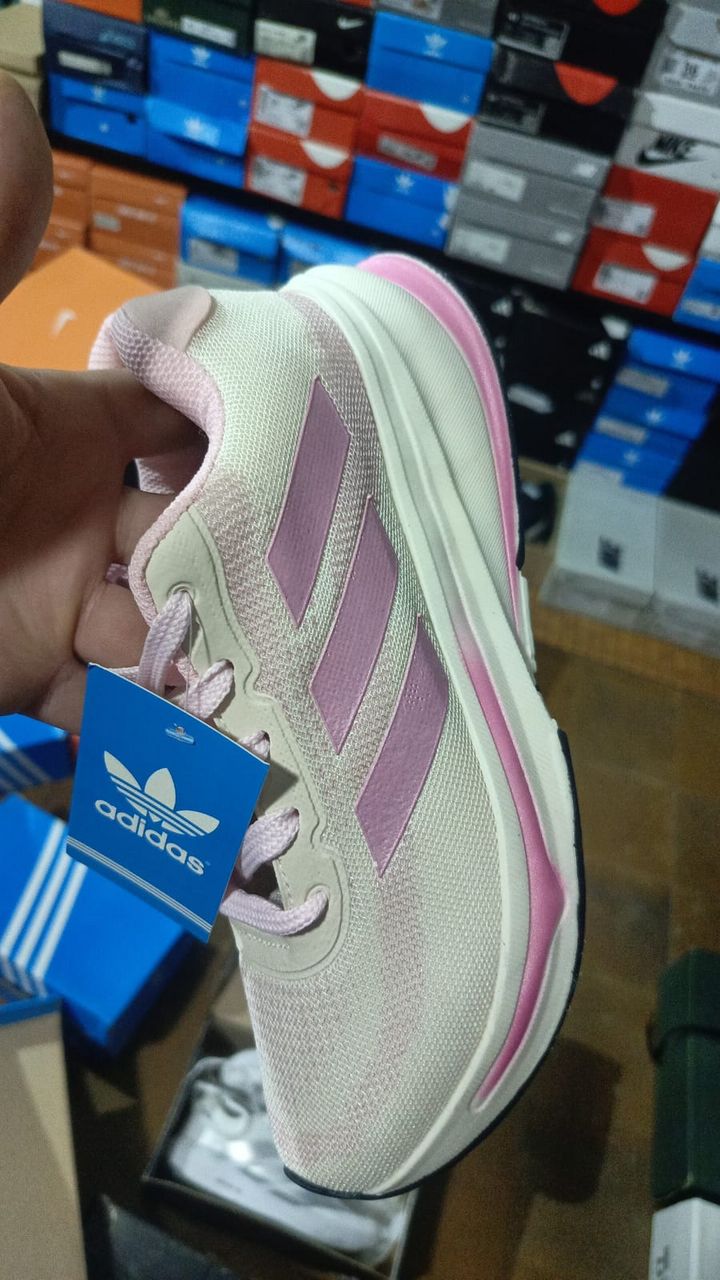 Zapatilla Adidas rosa y blanca