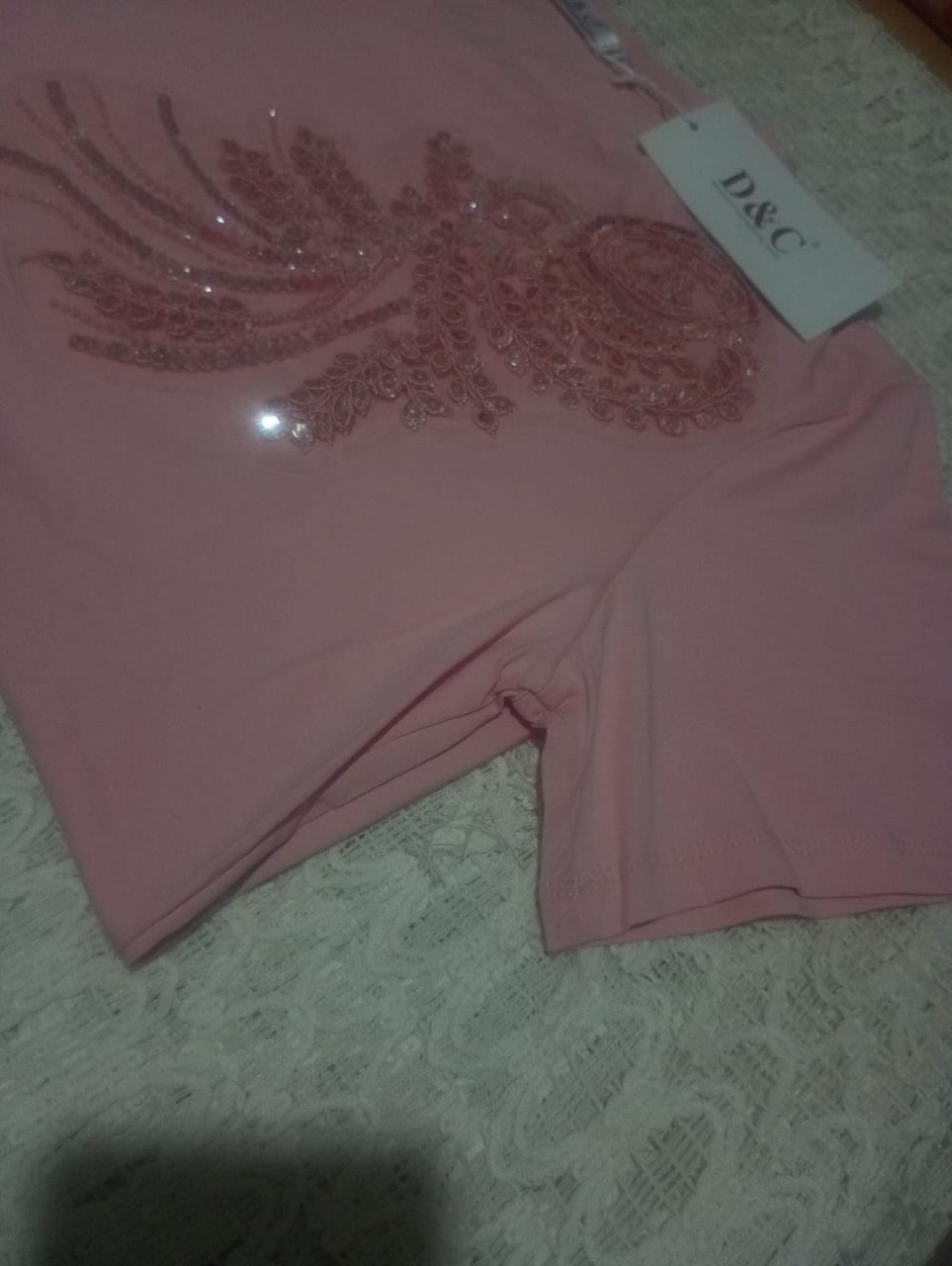 Camiseta rosa con bordado