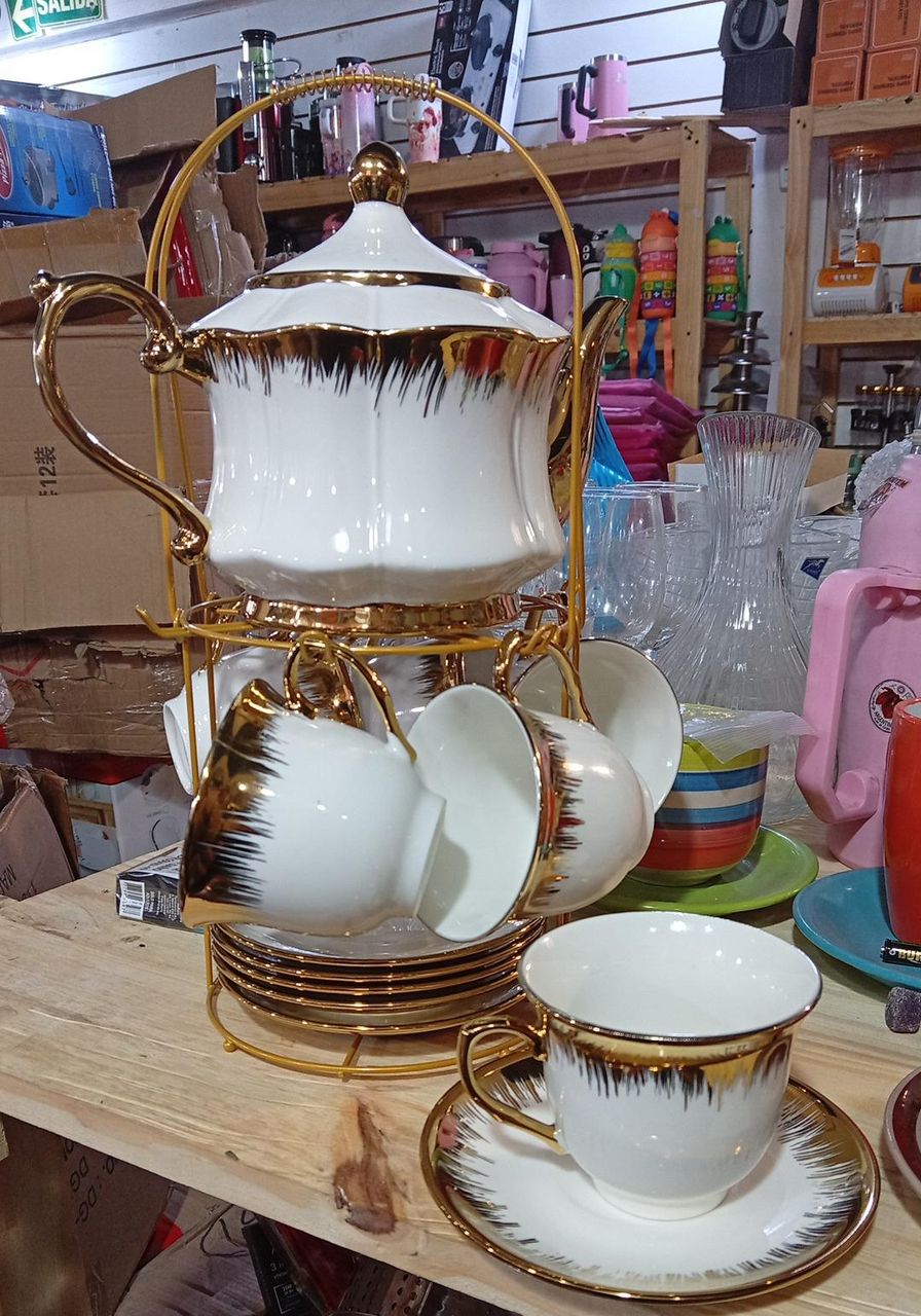 Juego de té con detalles dorados