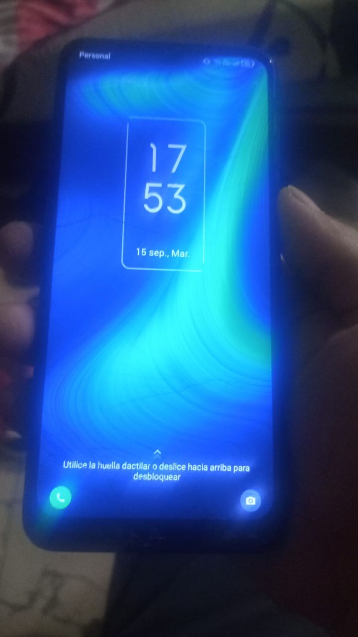 Smartphone con pantalla encendida
