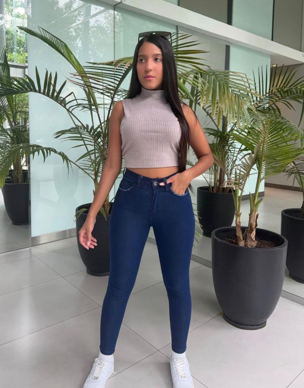Top sin mangas y jeans ajustados