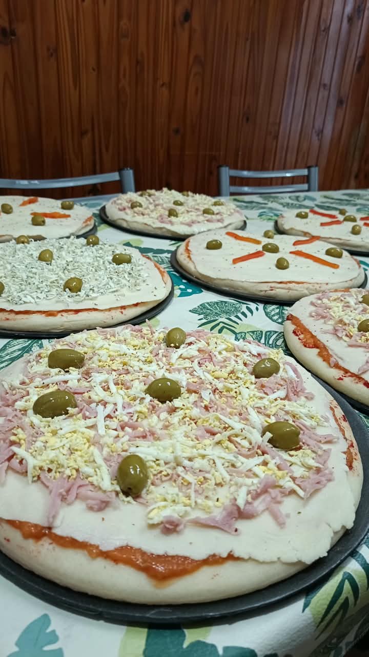 Pizzas caseras con diferentes ingredientes