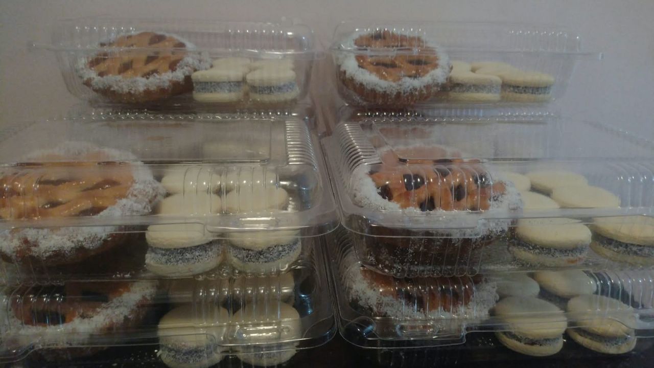 Pastelitos y alfajores en envases