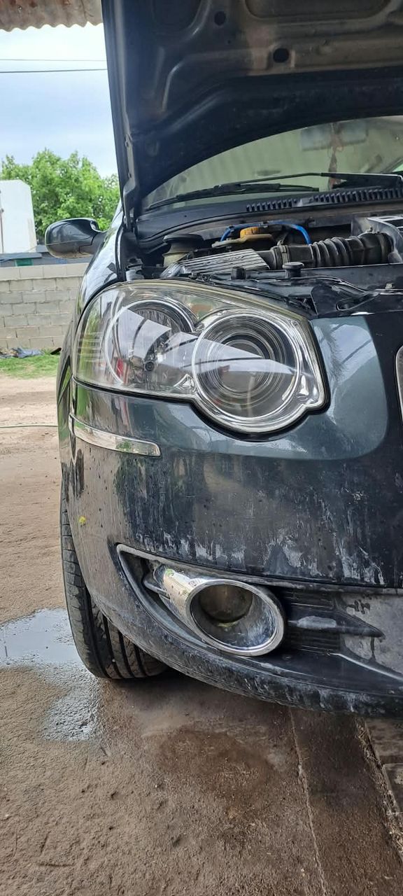 Fiat Stilo con capó abierto