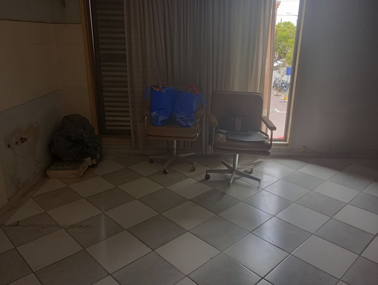 Alquilo ex consultorio monoambiente espacioso, cuenta con una piecita y baño