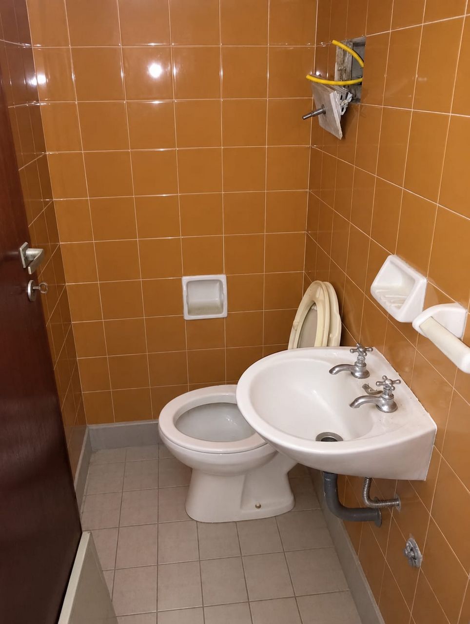 Baño con azulejos naranjas