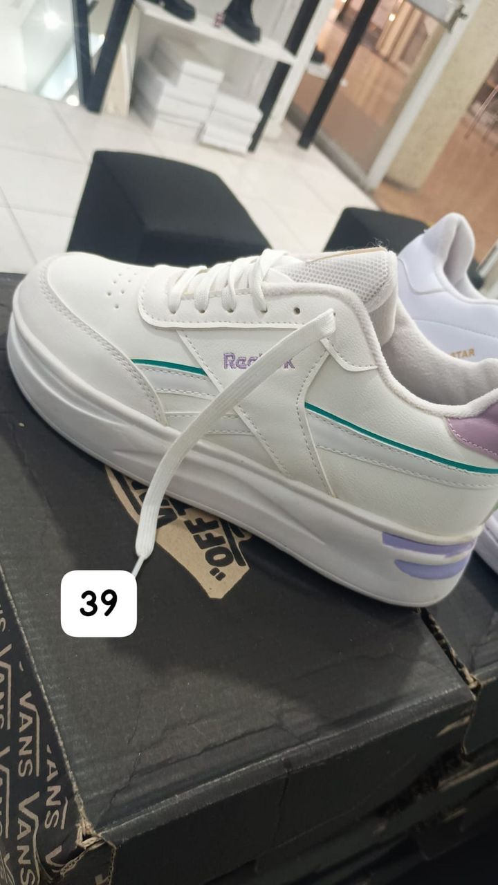 Zapatilla Reebok blanca con detalles verdes y morados