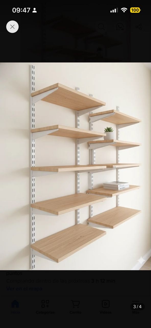 Estantería de pared con estantes de madera