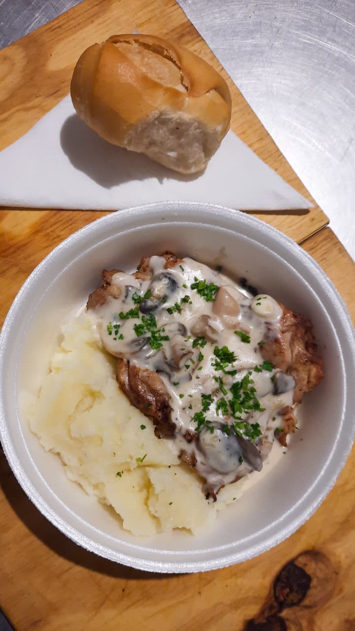Pollo con champiñones y puré