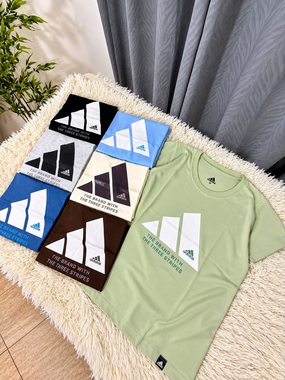 Camiseta Adidas con tres rayas