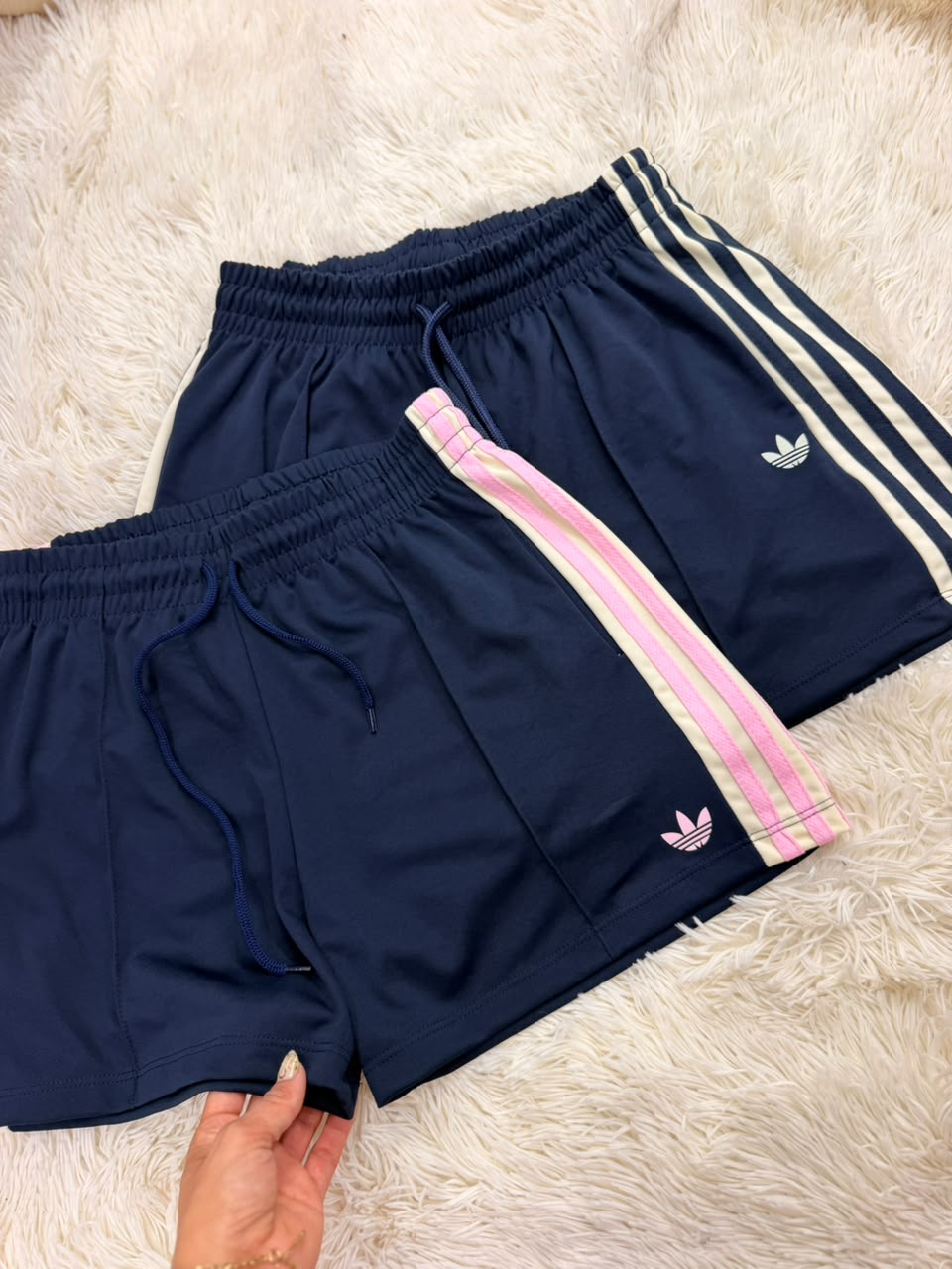 Shorts Adidas con detalles rosa