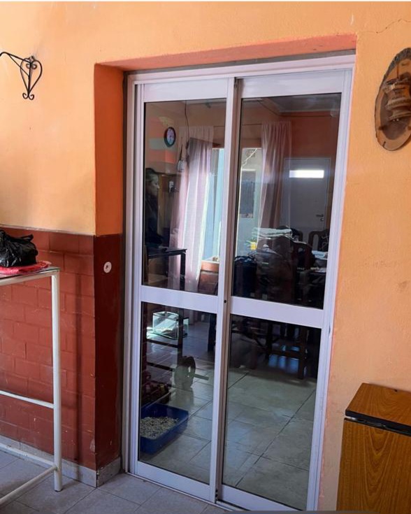 Puerta corredera de aluminio con vidrio