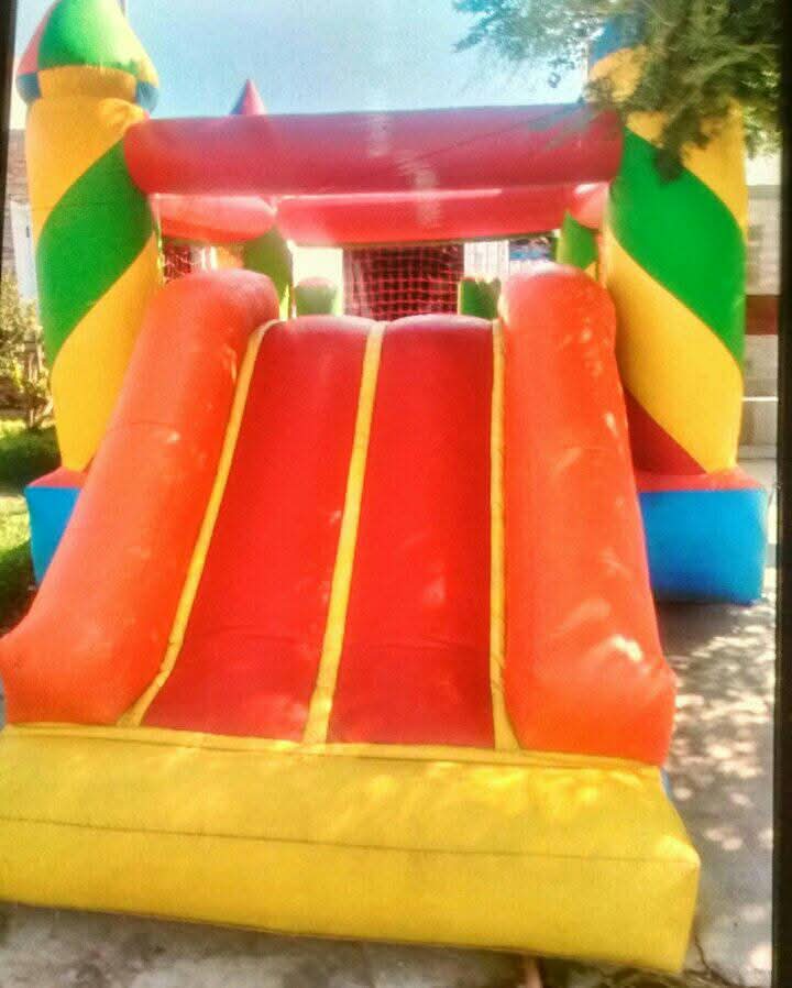 Salto inflable con tobogán