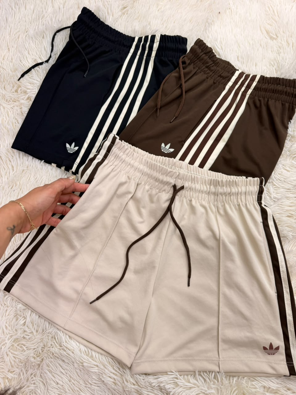 Shorts Adidas con tres rayas