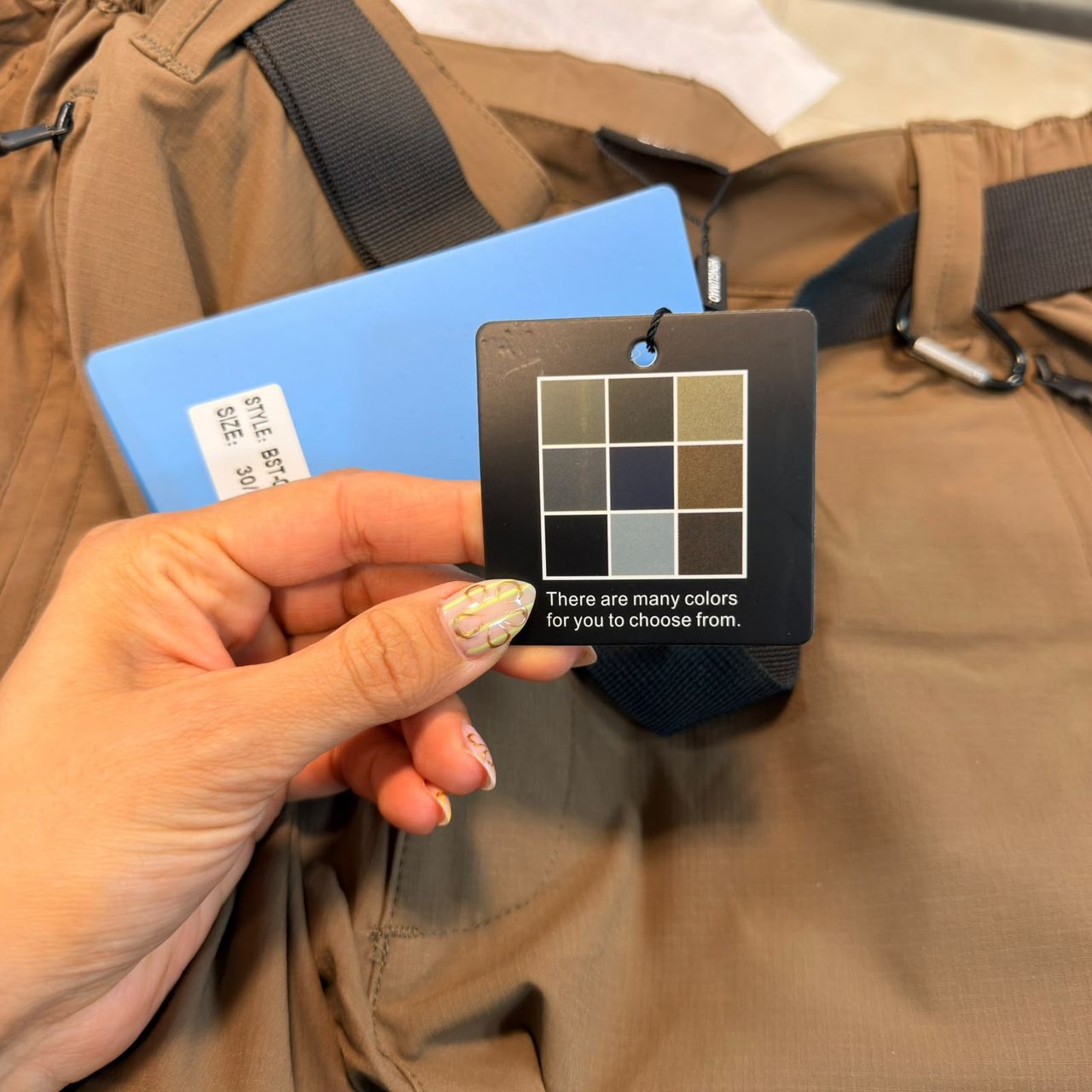Pantalón con etiqueta de colores