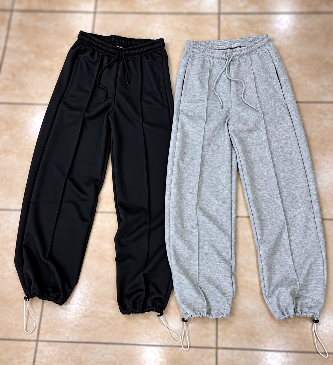Pantalones deportivos con cordón en tobillo