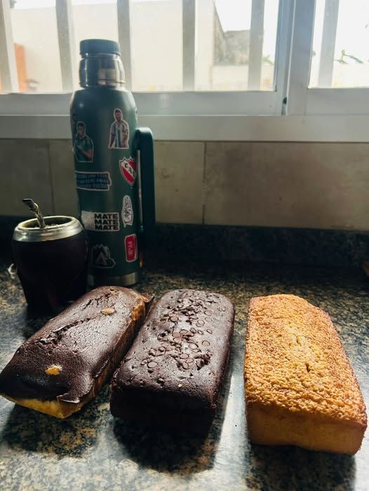 Hola!! Somos Dulce Bajón, un microemprendimiento velezano 🤩 y queremos ofrecerte budines marmolados, de vainilla y de chocolate con chips, 😋🍰🍫 Si queres comer algo dulce y rico escribinos al 3576