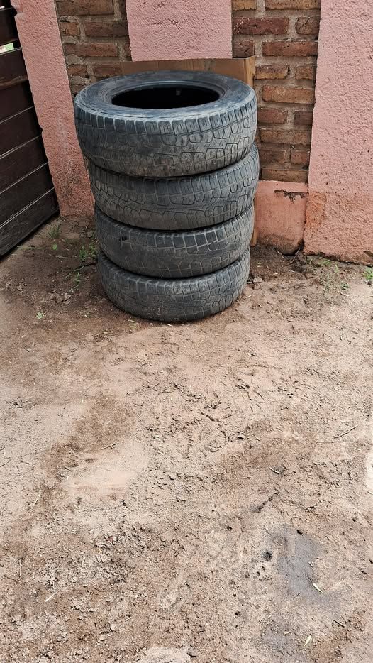 VENDO RODADO  15 205 70 ESTAN UN 60 %... PIDO 80 POR LAS 4